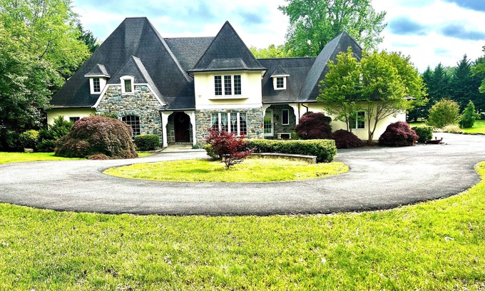 Great Falls Casa | Spacious Guest Suite on Lower Level in Prestigious Great Falls,VA, 2-Acre Nature
