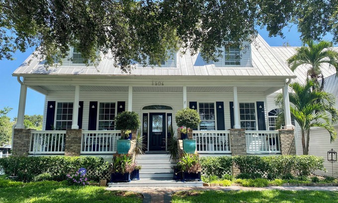 Palmetto Casa | Spacious Gulf Coast mini resort with heated swimming pool, kayaks, paddleboards.