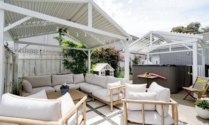 St Leonards Apartamento | Spacious Hamptons-style home with heated pool