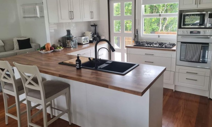 Labrador Casa | Spacious Hamptons-style home at the Broadwater