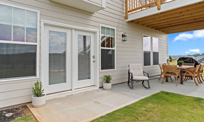Central Apartamento | Spacious Haven on a Hill