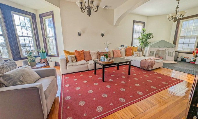 Dorchester Casa | Spacious, historic Boston 4-bedroom house with fitness room, home office, WiFi