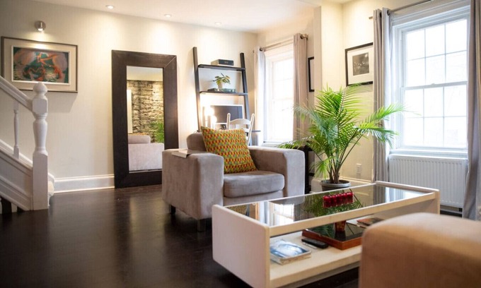 Inner Harbour Apartamento | Spacious Historic Downtown Stableman's House Loft