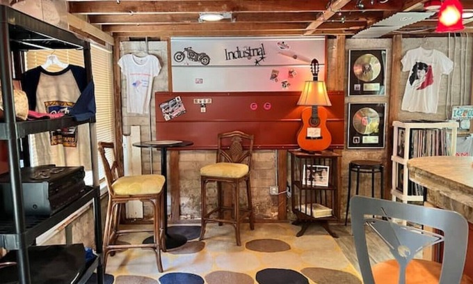 Daytona Beach Cabaña | Spacious Historic Home with sun room, eat-in kitchen, and music lounge sleeps<10