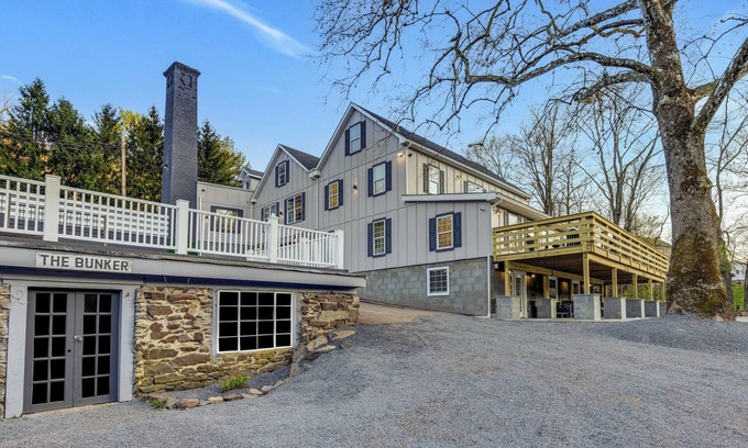 Kintnersville Casa | ★★★★★SPACIOUS HISTORIC MANSION WITH JACUZZI & SAUNA CLOSE TO MAJOR HIKING TRAILS