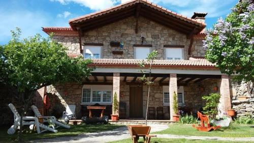 Navarredonda de Gredos Casa | Spacious house in Navarredonda, mountain view