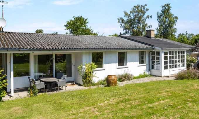 Buresø Casa | Spacious holiday home with large plot by Buresø