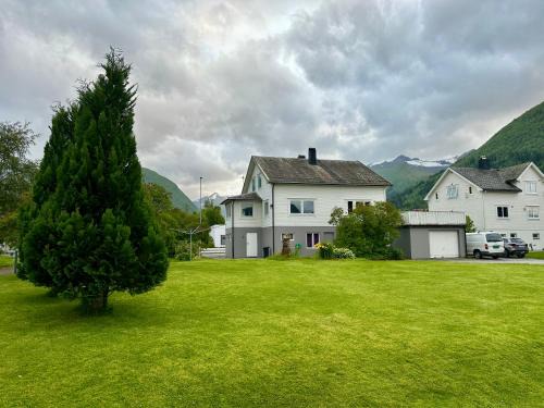 Voll Casa | Spacious holiday home by the fjord and mountains