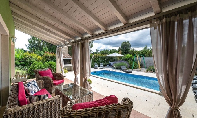 Rakalj Casa | Spacious holiday house/pool/jacuzzi/playground/6+2