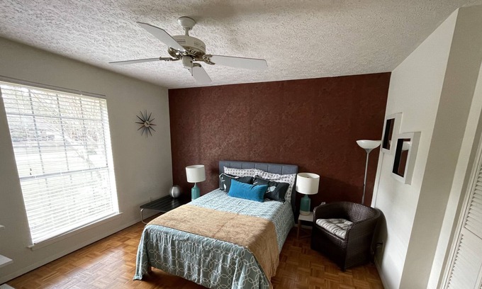 Savannah Casa | Spacious home 15 minutes from downtown shopping, dining waterfront entertainment