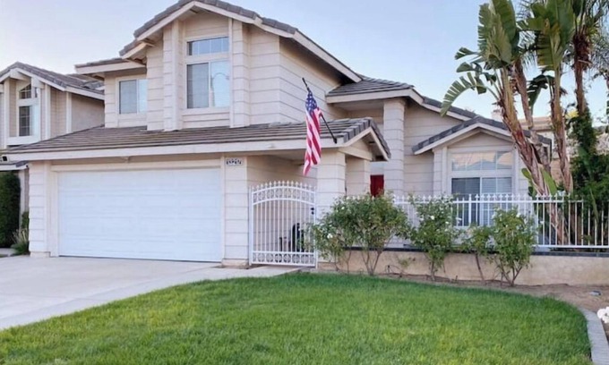 Corona Casa | Spacious home. BBQ grill, firepit & pool table