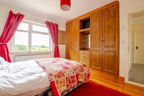 Mohill Casa | Spacious Home by Lough Rynn Castle Wedding Venue