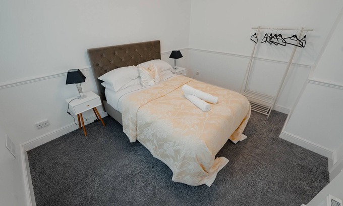 Sheffield Casa | Spacious home close to city centre, tram, hospitals, universities, Peak District
