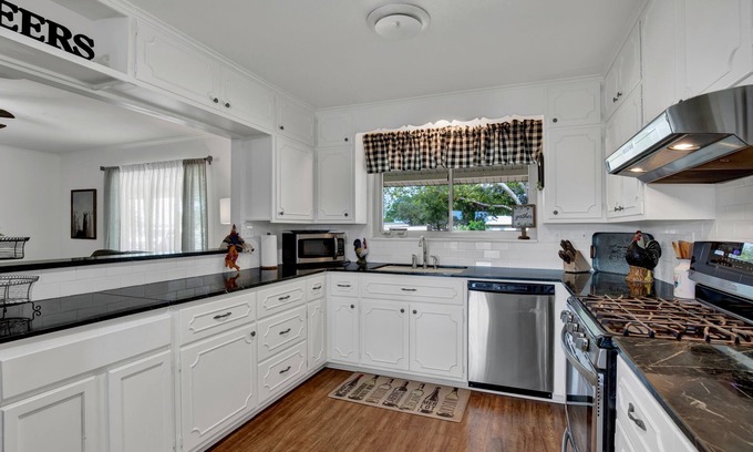 Stonewall Casa | Spacious Home - Fire Pit, BBQ and Outdoor Seating!