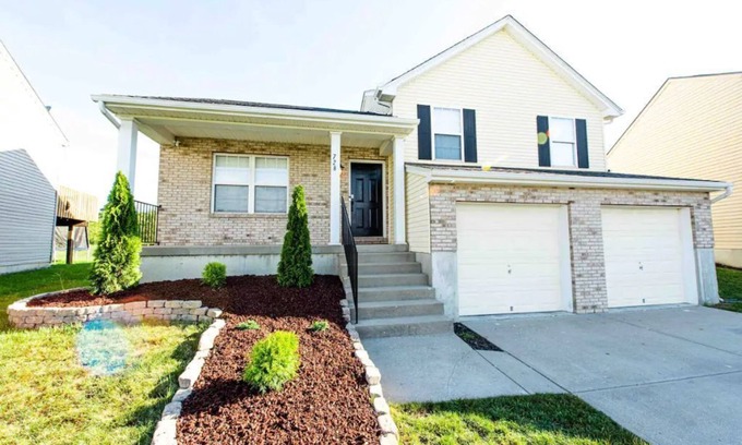 Cutler Bay Casa | Spacious home, game room. pool table- basketball court. 2 King beds,Free parking
