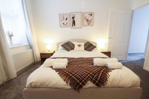 Newcastle-upon-Tyne Casa | Spacious Home - 4 Bedrooms - Sleeps 9 - FREE Superfast 1GB Wi-Fi - 55" Smart TV - FREE Parking