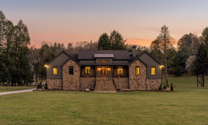 Suches Cabaña | Luxury 4-bedroom home in the mountains w/Hot Tub, Firepit, on the Tocccoa River!