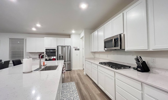 Erie Casa | Spacious Home in Erie- large families, mountain views, centrally located.