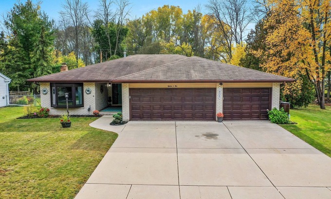 Green Bay Casa | Spacious home in Green Bay with hot tub, fireplace & fitness room