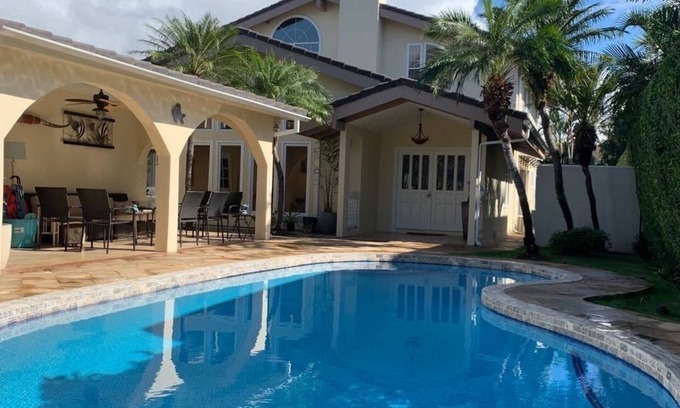 Kahala Casa | Espaciosa casa en Kahala que es céntrico w / AC, piscina, Lanai 5BR / 4Bath