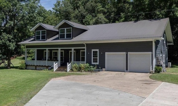 Bentonville - Fayetteville Otro | Spacious home in quaint & quiet area. Lots of natural space & centrally located!