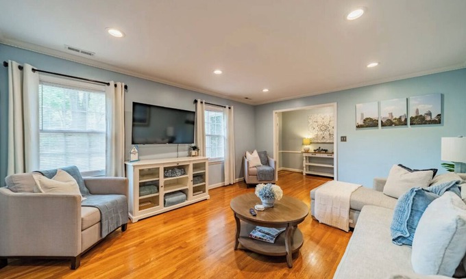 Olde Providence North Casa | Spacious Home in Superb Location near Golf, Fine Dining & Downtown