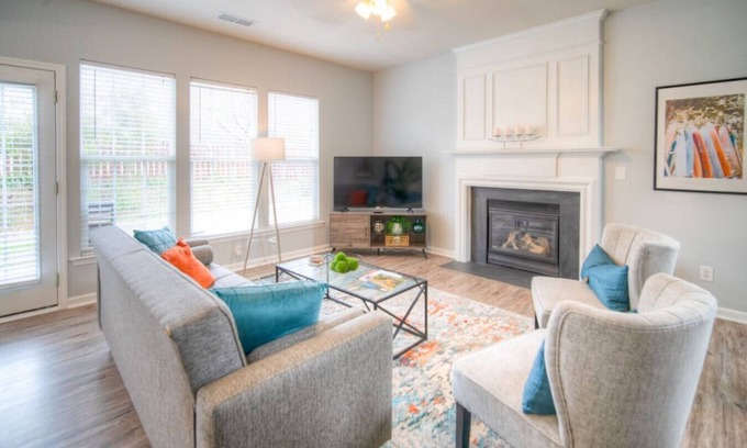 Charlotte Casa | Spacious home in UNC area with dedicated office near Starbucks