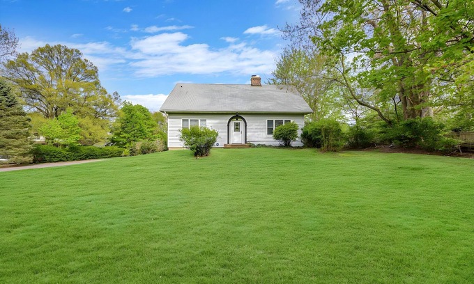 Lake Grove Casa | Spacious Home Located Close to Stony Brook!