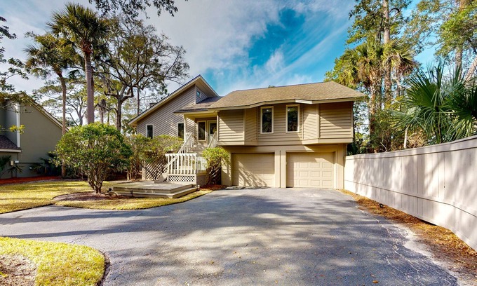Vanderhorst Plantation Casa | Spacious home near the beach & Marsh Island Park with grill, full kitchen, & W/D