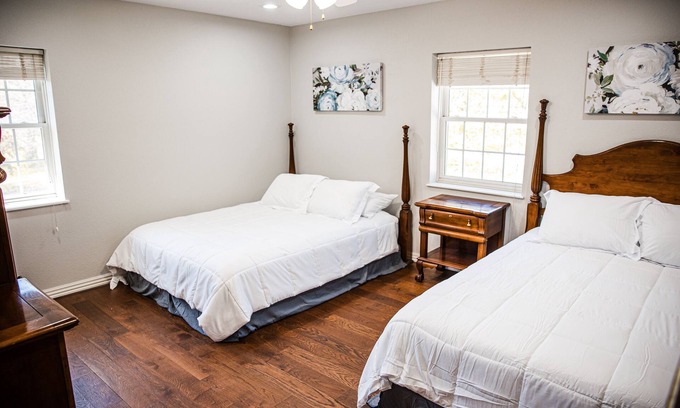 Duquesne Casa | Spacious Home near MSSU College, Sleeps 21, Games, Cornhole, Large Kitchen