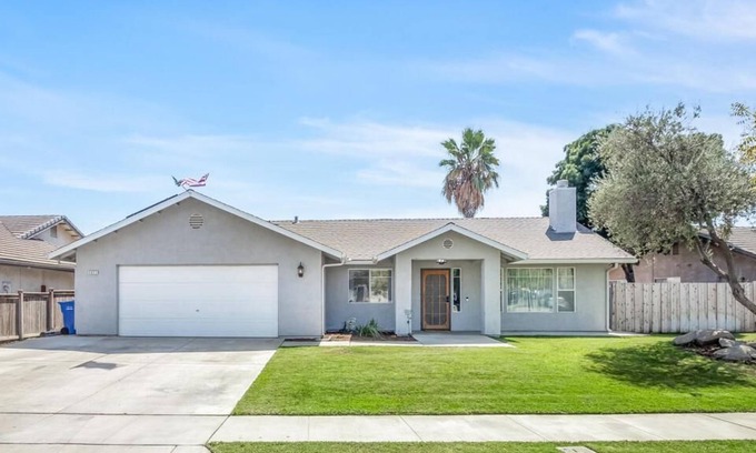 Lemoore Casa | Spacious Home near Surf Ranch w/Pool!