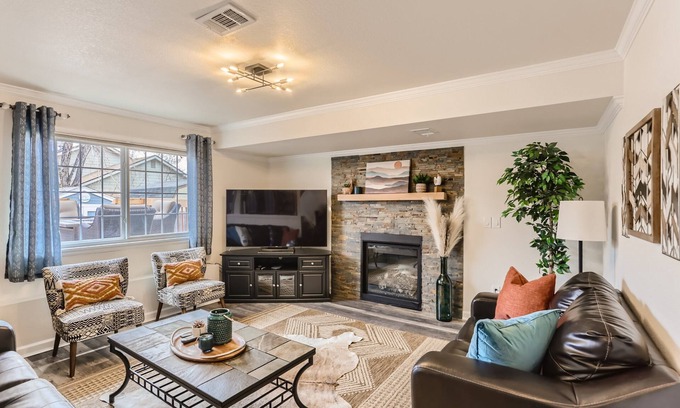 Berkley Casa | Spacious Home Near Tennyson & Olde Towne - Sauna + Massage Chair + WiFi