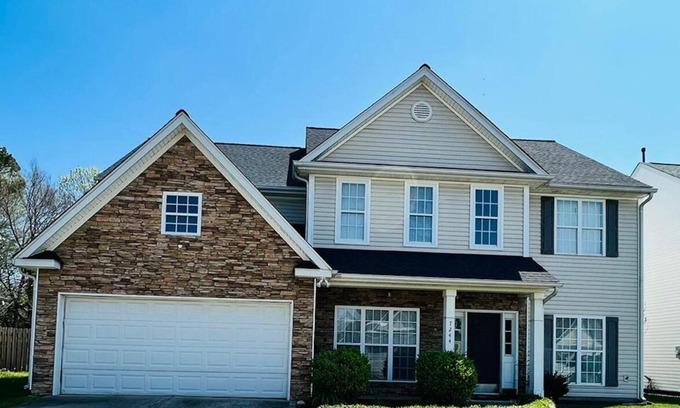 Charlotte Casa | Spacious Home Near 🚉 , Uptown, 🏈, ⚽, ⚾, PNC Pavilion, 🏁, UNCC & Airport!!
