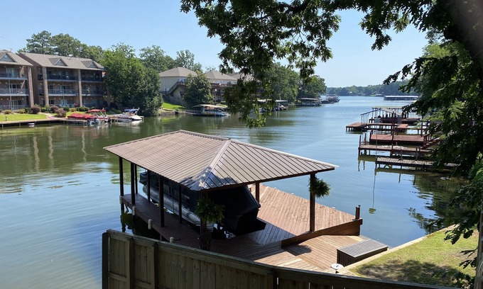 Lakeland Casa | Spacious Home on Lake Hamilton with Covered Boatdock / 3 Kayaks