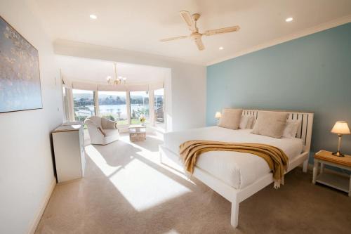 Encounter Bay Casa | Spacious home on the lake - Private beach
