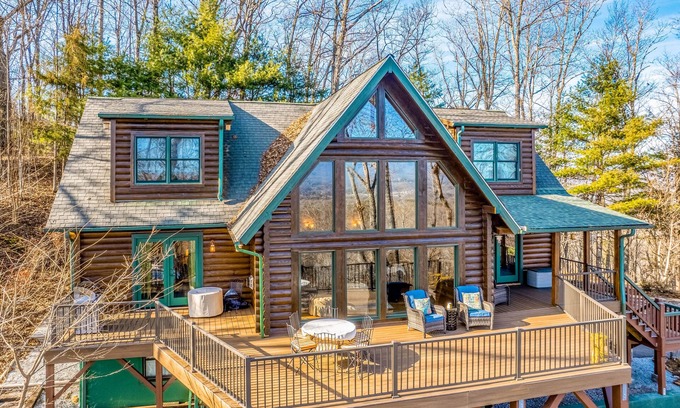 Franklin Casa | Spacious home on the mountainside with wrap-around balcony, fireplace & W/D