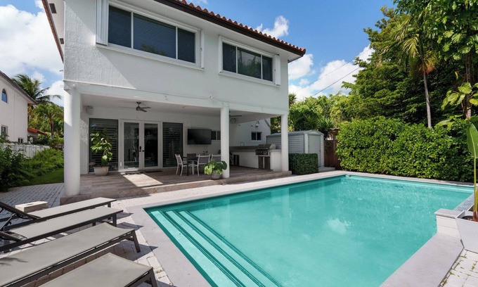 Little Havana Casa | Spacious Home, Pool, Billiards, BBQ, Near Coral Gables, Brickell, Little Havana