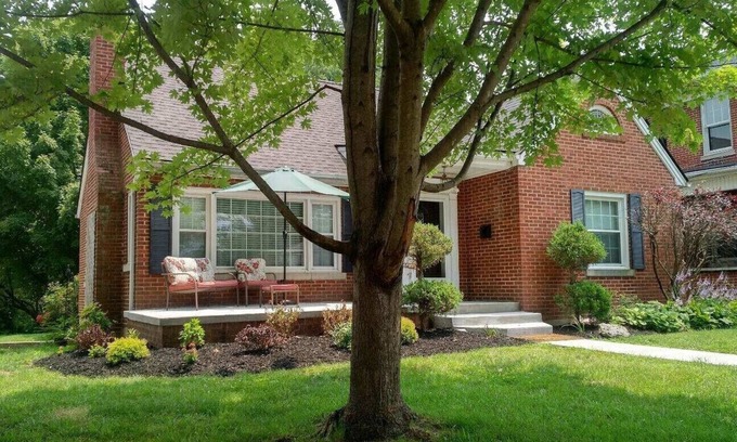 Richmond Casa | Spacious Home - Sleeps 8 Fire-pit 1 Block to EKU & Downtown, 2 Miles to I-75