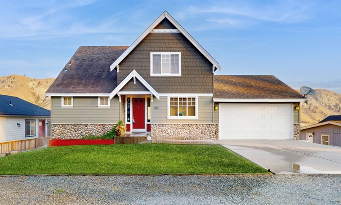 Orondo Casa | Spacious home w/full kitchen, great location & deck with incredible views