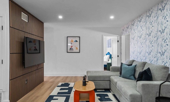 Oak Park Casa | Spacious Home w/ Hot Tub & Games 11 Min from Downtown