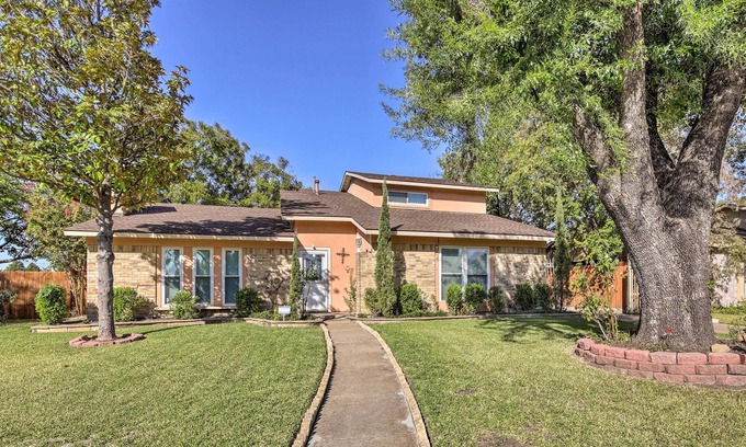 Garland Casa | Spacious Home w/ Patio < 16 Mi to Dtwn Dallas