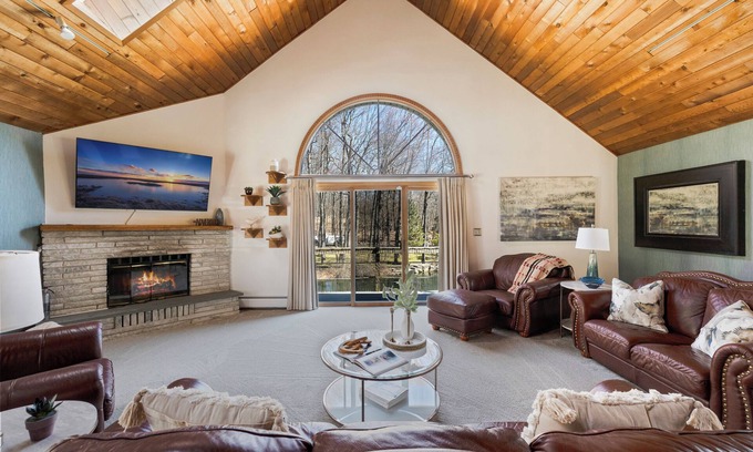 Monroe Casa | Spacious Home w/Pool/Hot Tub, Mins to Parks/Skiing