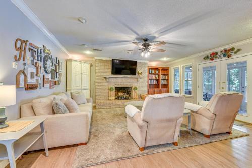 Fort Walton Beach Casa | Spacious Home with Hot Tub in Fort Walton Beach!