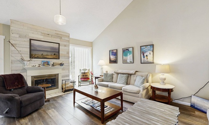 Harbor Springs Condominio | Amplia casa con chimenea y tenis compartido, bañera de hidromasaje y piscina, ¡cerca del lago!