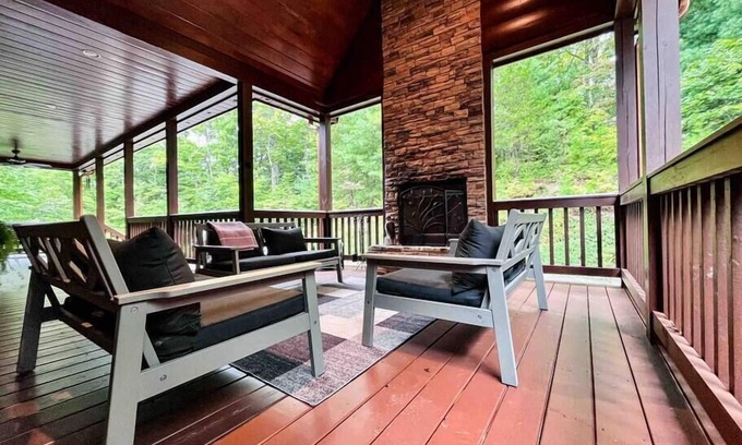 Cherry Log Casa | Spacious Home w/Views, Hot Tub & All Paved Access