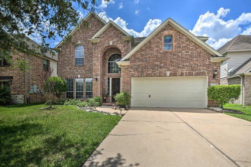 Iowa Colony Casa | Spacious Home with Backyard about 25 Mi to Houston!