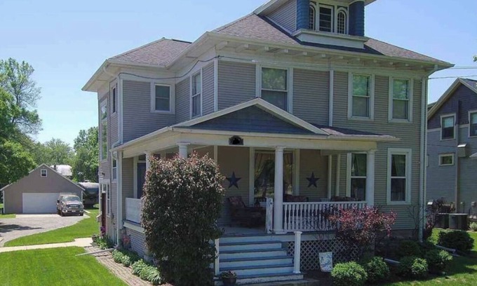Oshkosh Casa | Spacious home with extras for your Air Venture week! Sleeps up to 10.