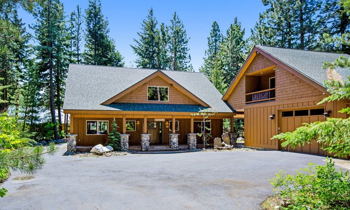 Ronald Cabina | Spacious home with fireplace, firepit, jetted tub & gas grill - close to lake