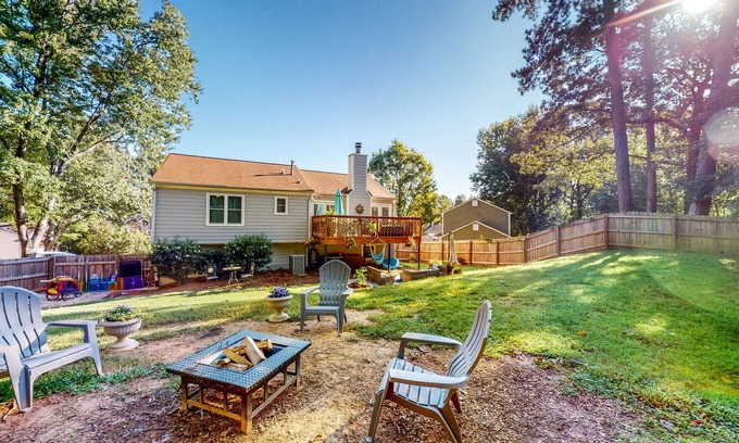 Alpharetta Casa | Spacious Home with Large Fenced Dog-Friendly Yard & Firepit - Full Kitchen