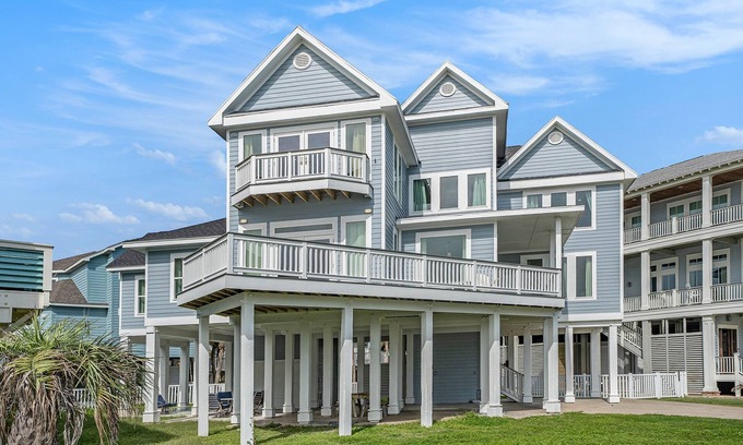 Pirates Beach Casa | Spacious home with ocean-view balconies and chef's kitchen